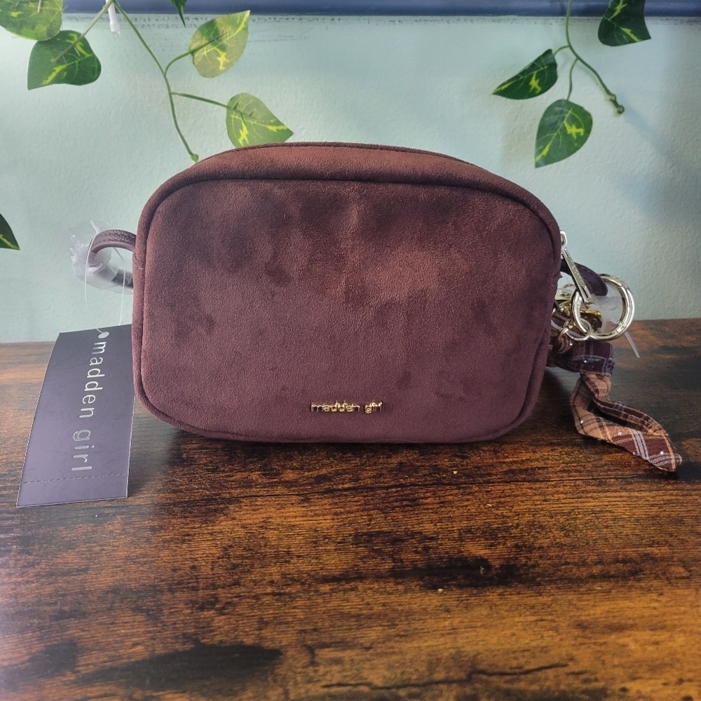 Madden Girl Brown Camera Crossbody Bag Faux Suede Gold Hardware NWT MSRP $36 - Picture 1 of 7
